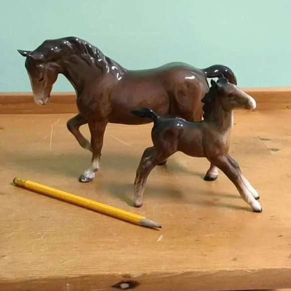Beswick  Mare and foal figures - Picture 1 of 9